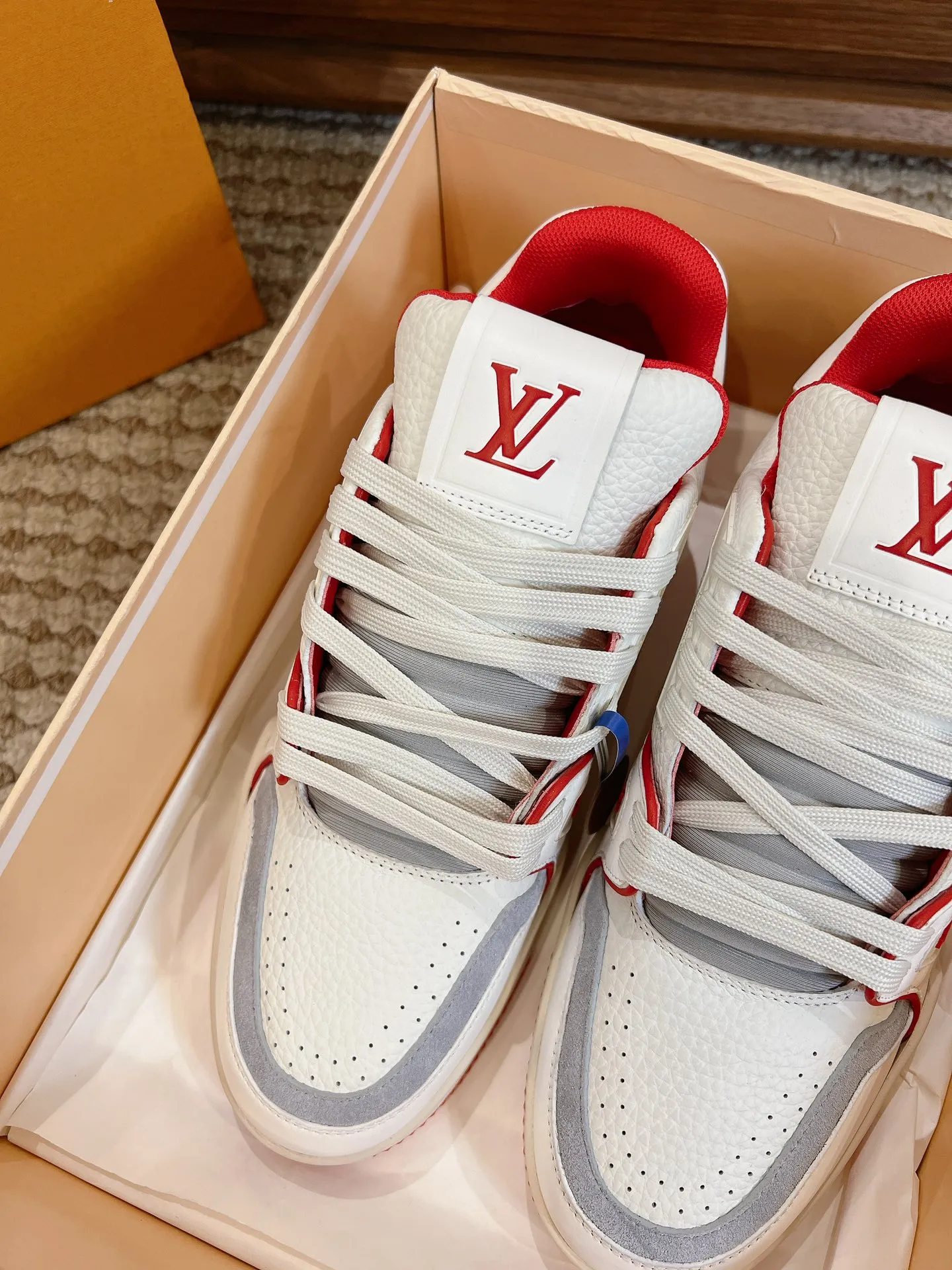 👟👟Ex-factory price 840👟👟 Dongguan high-end supply top version LV-Louis Vuitton 2022 catwalk new style, original 1:1 developed replica! ! It is very comfortable to wear on the foot. It is made of fine workmanship. The upper is spliced ​​with calfskin imported from Italy. The side is decorated with the brand's LOGO and signature. The cowhide foot pads are lined with mesh, making the foot feel super comfortable. The original two-color TPU combination outsole is specially provided by the original factory. Packing process: Goodyear stitching and overlocking Size: 35-44 standard size